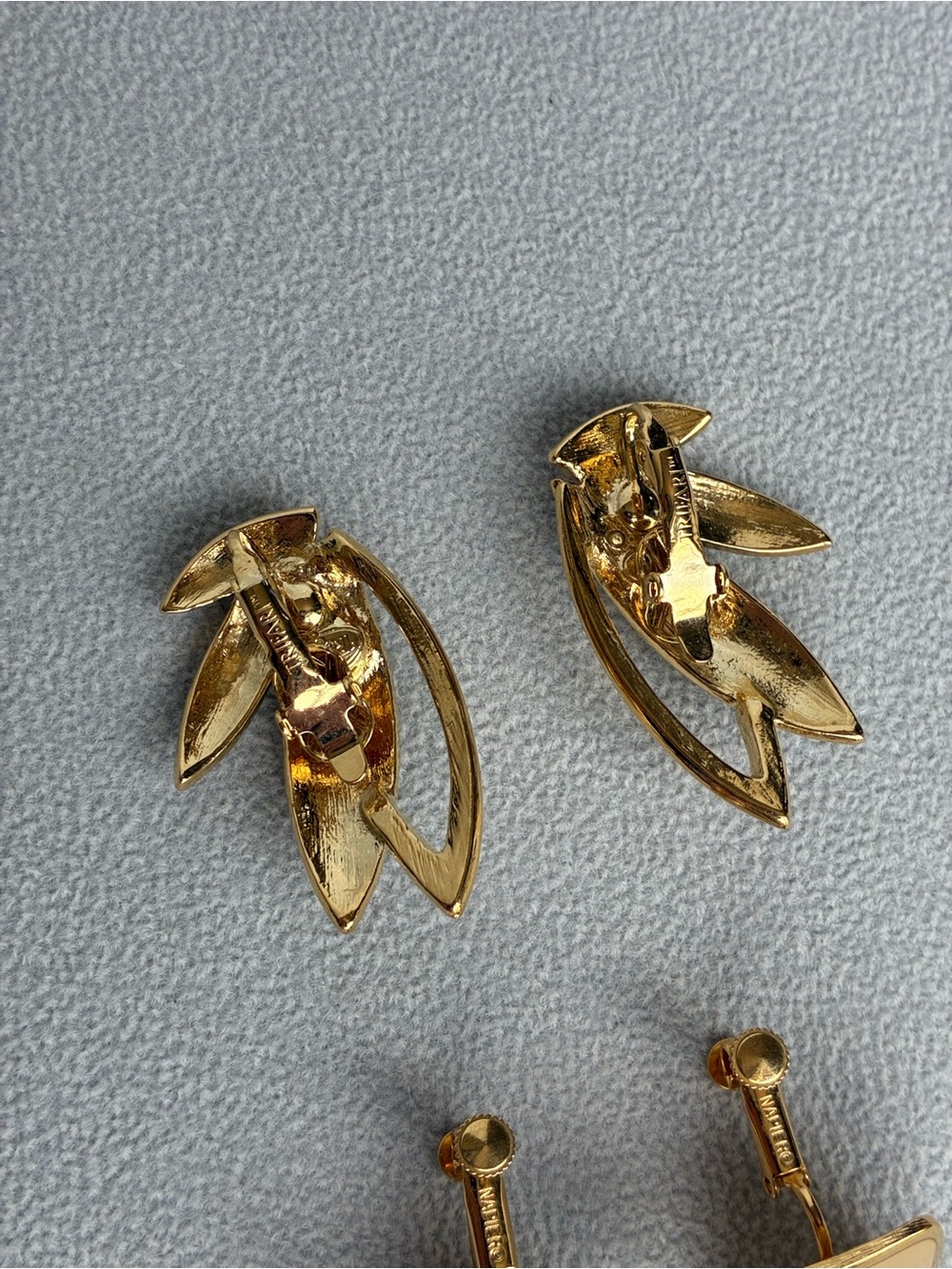 Trifari and Napier Vintage Designer Clip On Earrings, Gold Tone - Picture 4 of 8